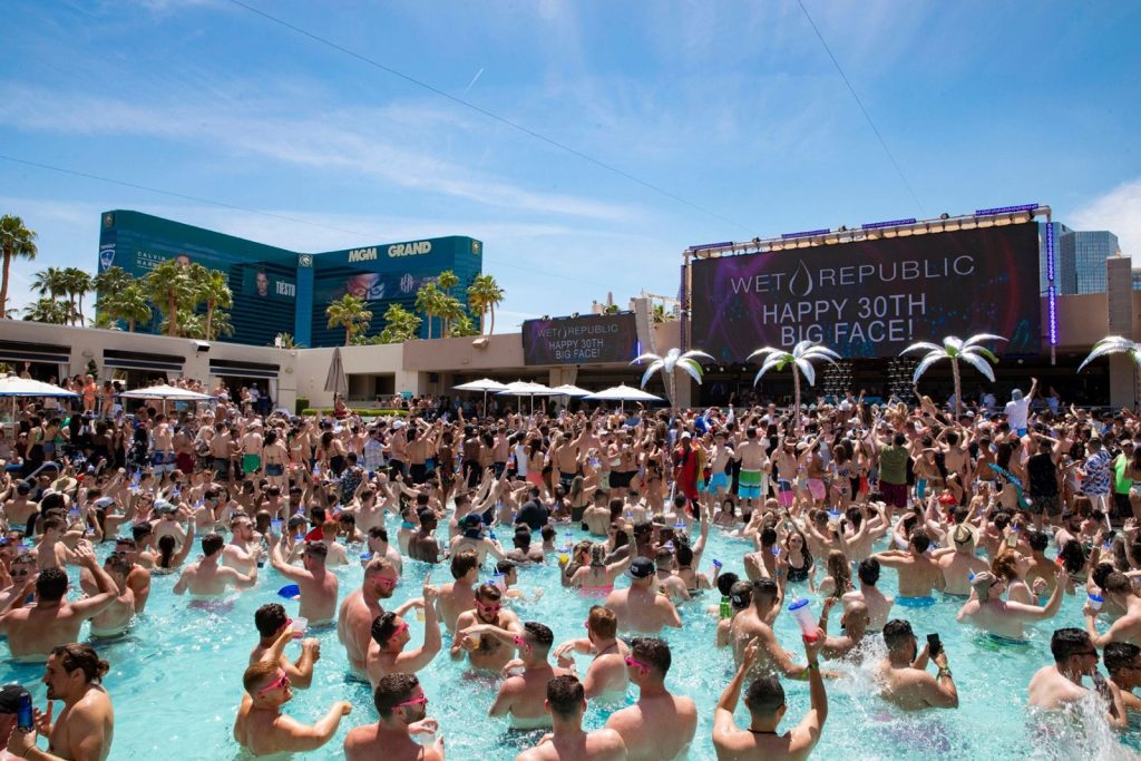 Vegas Pool Party Dress Code: Do’s and Don’ts